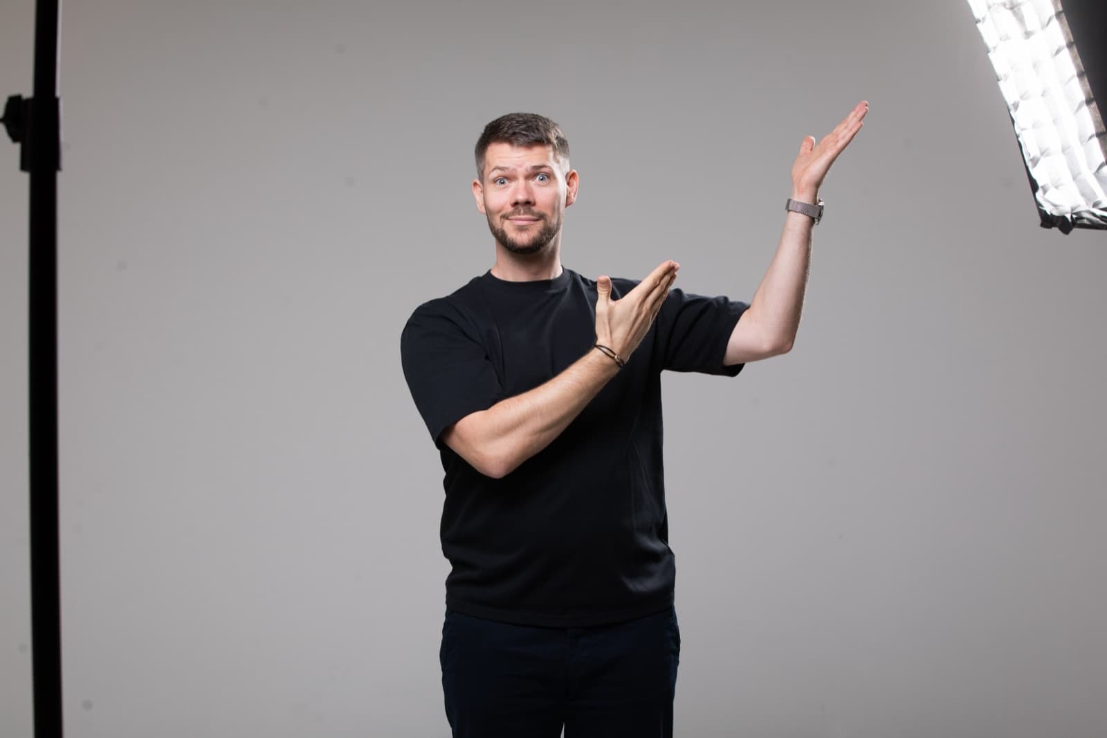 Ruslan s otevřenýma dlaněma