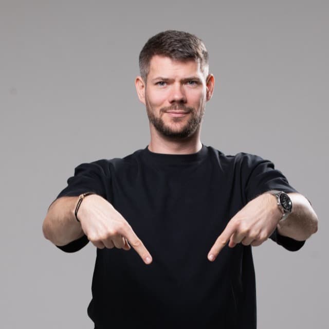 Ruslan ukazuje na formulář