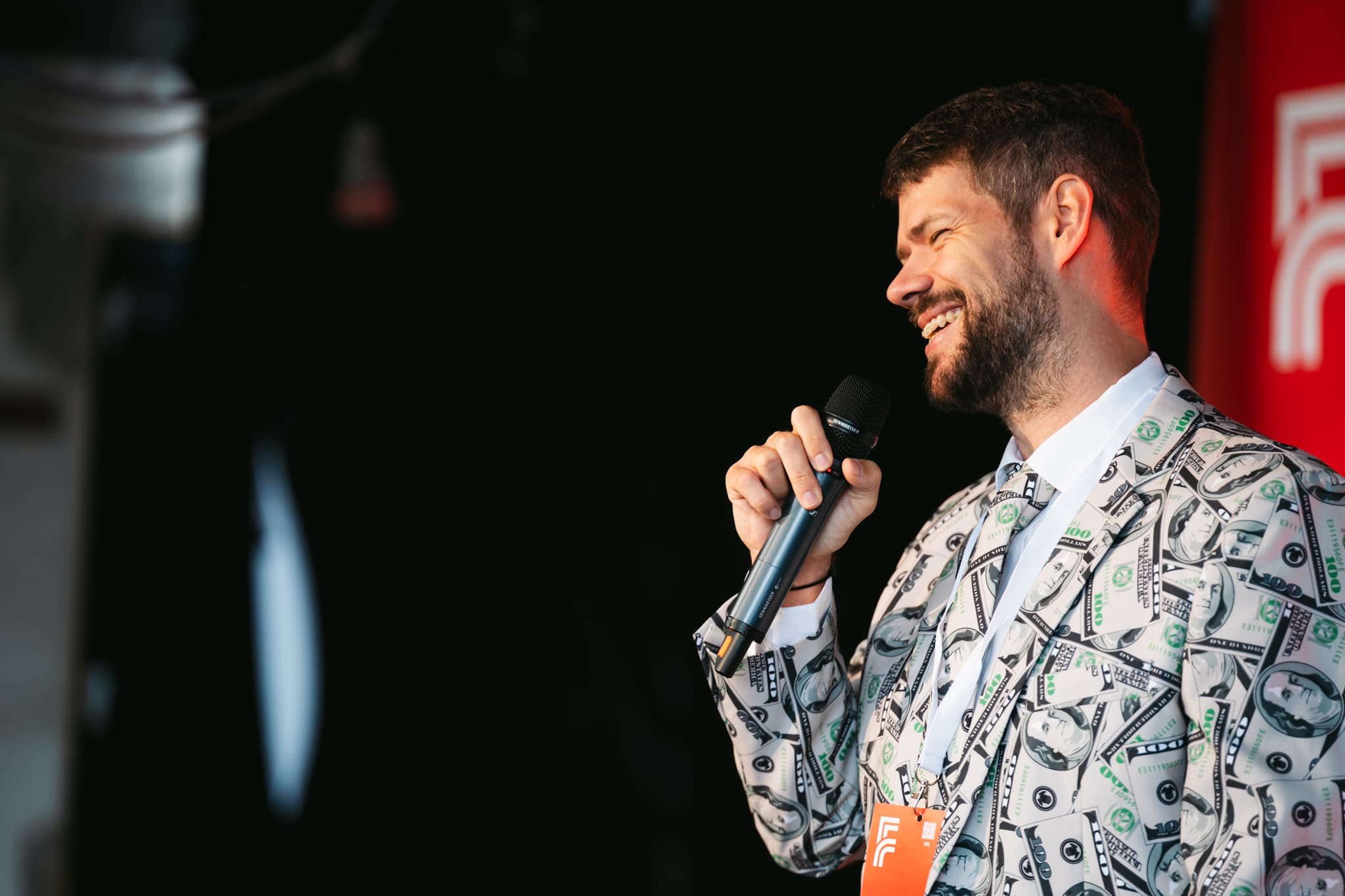 Ruslan Skopal s mikrofonem na pódiu FEST DoToho! 2026