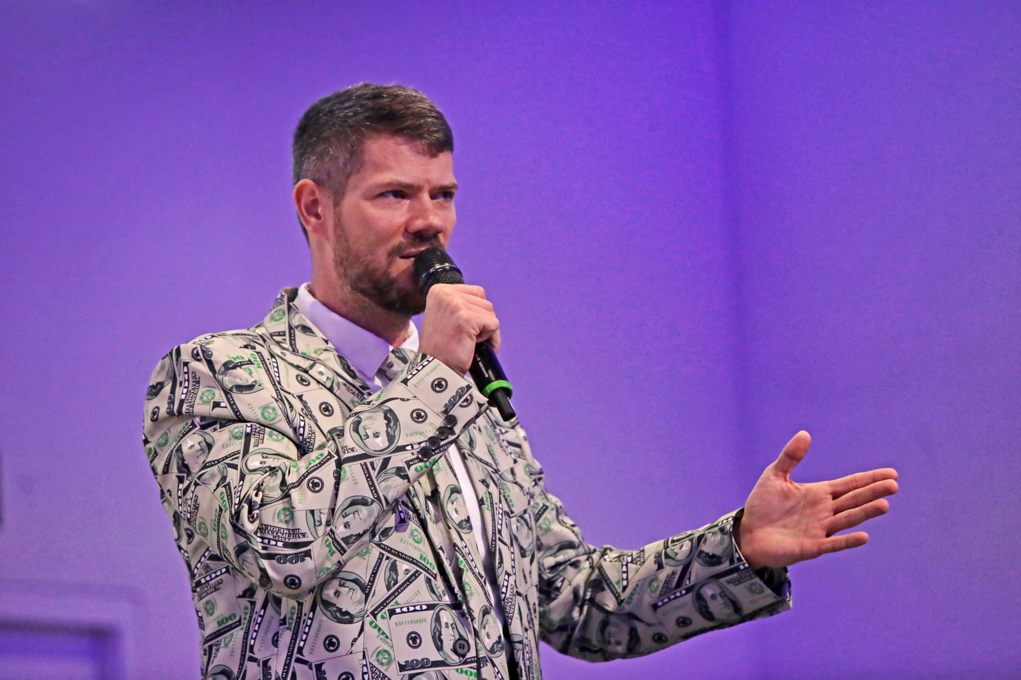 Ruslan Skopal přednáší o osobním brandu na Future of Export Summitu 2025