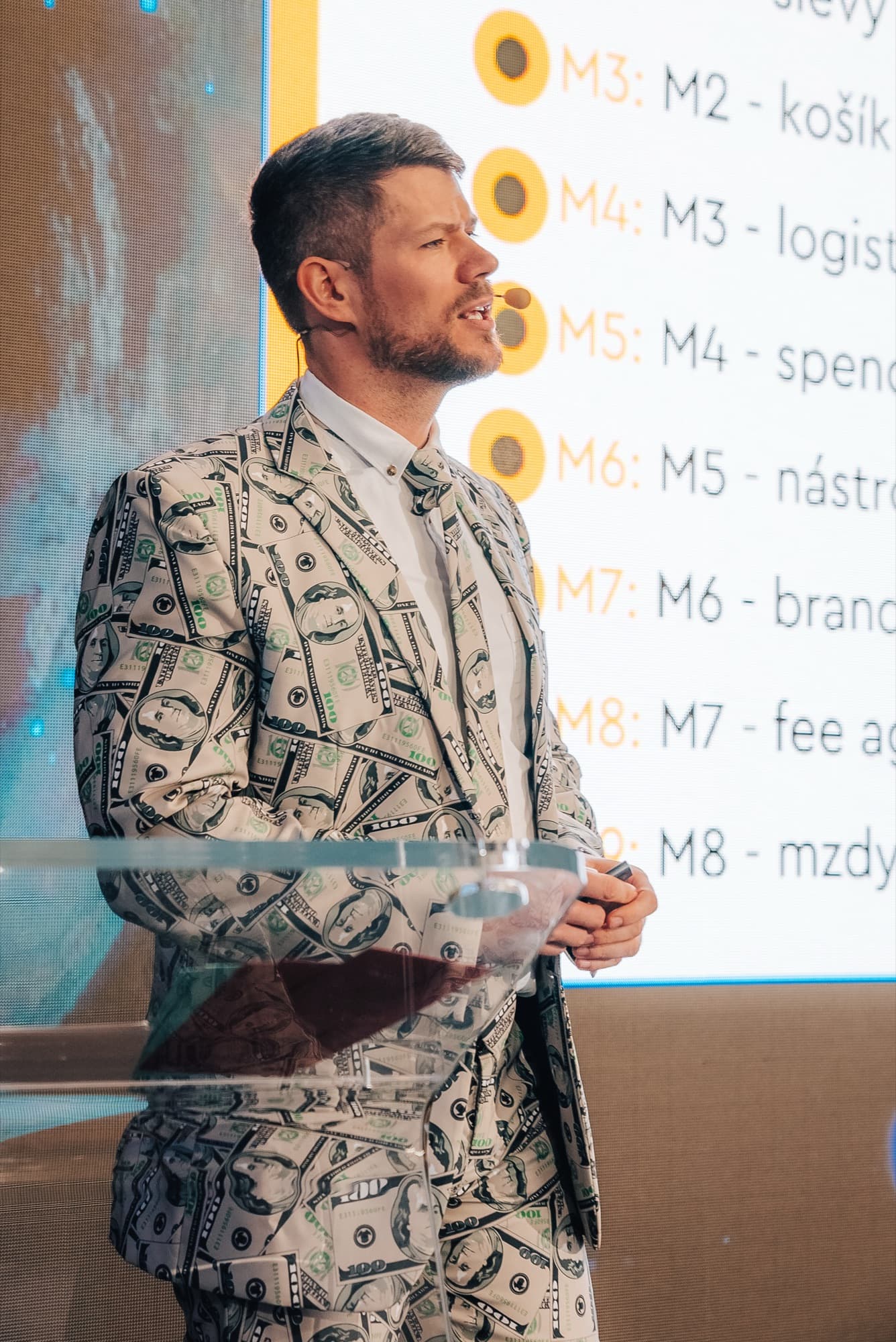 Ruslan Skopal přednáší u slidu s frameworkem úrovní M1 až M7