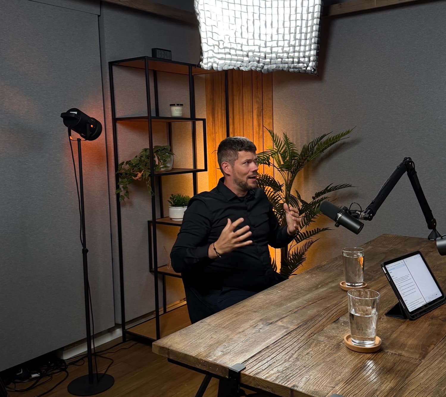 Ruslan Skopal při natáčení podcastu u mikrofonu