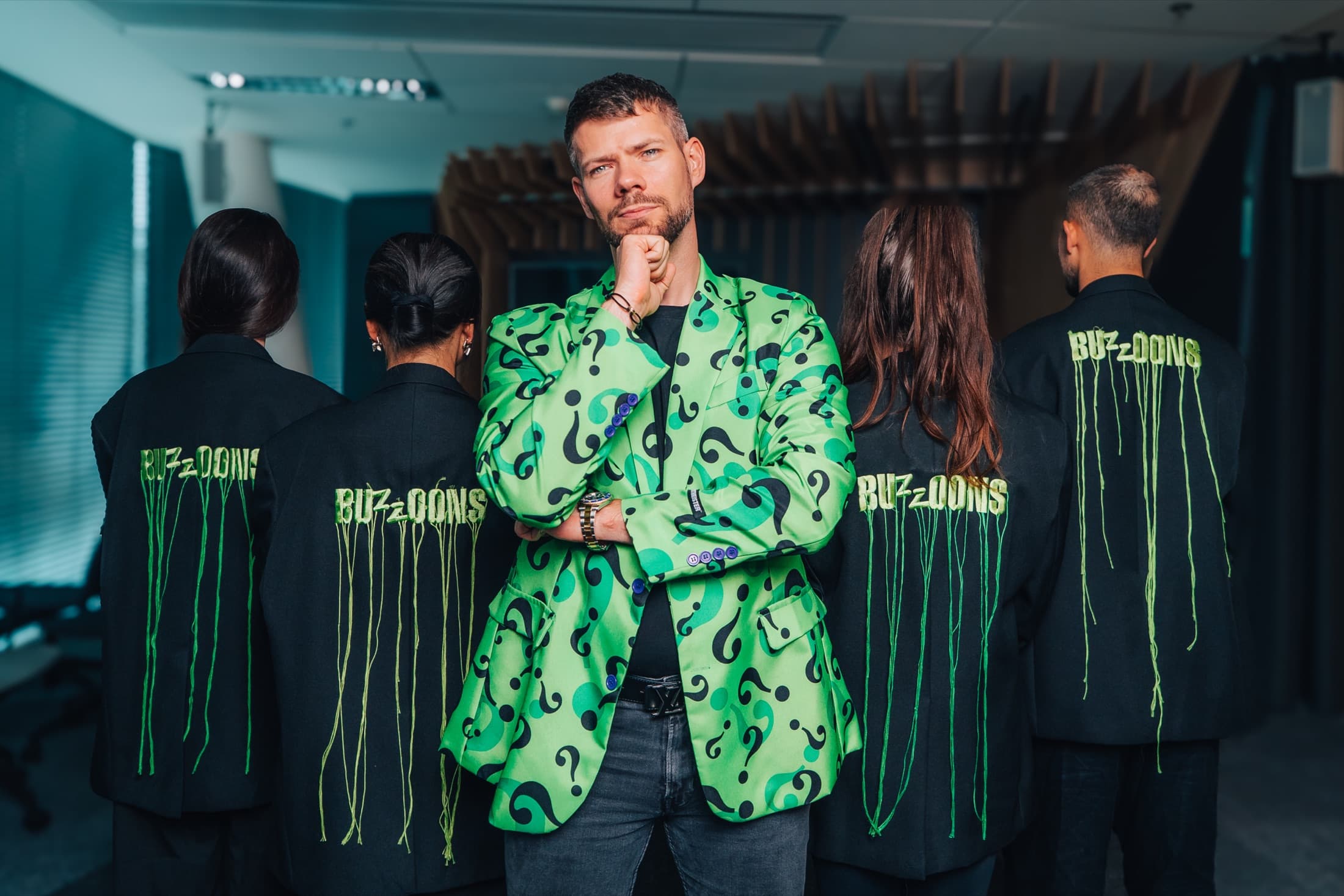 Zelený oblek, leadership pose
